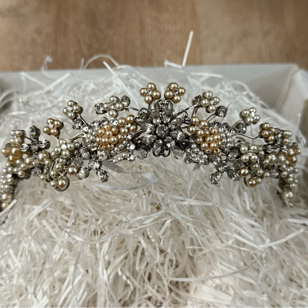 Bridal Headband with Swarovski Crystals – Elegant & Timeless - Picture 3 of 6